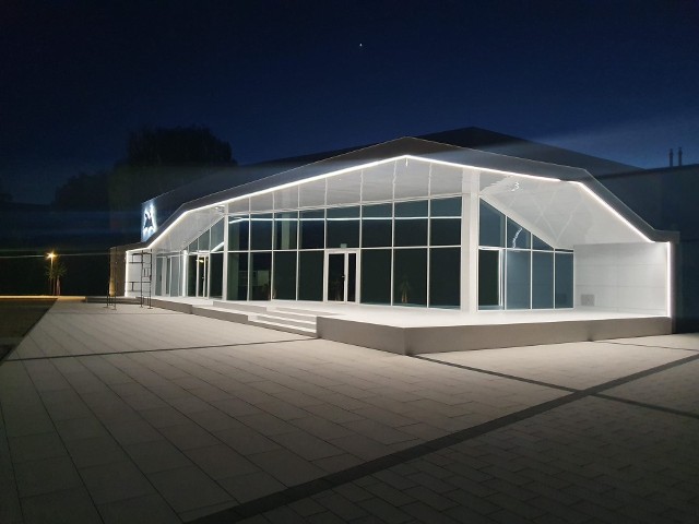 Nowe skrzydło Białobrzeskiego Centrum Kultury nocą robi wrażenie! Wewnątrz jest sala kinowa i czytelnia.