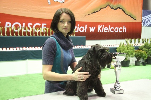 Agnieszka Durlik z Kielc ze swoim sznaucerem miniaturowym, który zdobył tytuł najpiękniejszego psa województwa.