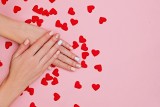 Paznokcie na walentynki 2021: modne wzory, kolory. Walentynkowe paznokcie to nie tylko czerwień! Inspiracje, stylizacje na Walentynki 2021