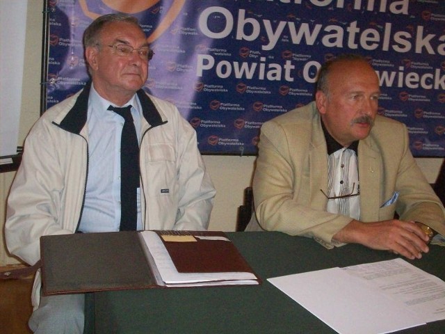Podczas konferencji prasowej Zbigniewa Pacelta, ood lewej Jerzy Zajączkowski, jeden z inicjatorów nadania tytułu posłowi.