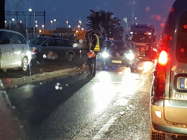 Jedno z aut przed godziną 15-stą znajdowało się na pasie do włączenia się do ruchu, dwa na poboczu. Na miejscu pojawiła się policja.- Potwierdzamy, doszło do takiego zdarzenia. Zgłoszenie otrzymaliśmy o godzinie 14-stej. Zderzyły się trzy auta osobowe - skoda, ford i mercedes - informuje st. asp. Lidia Kowalska z KWP w Bydgoszczy. - Niewiele na razie wiemy o przebiegu zdarzenia. Policjanci cały czas pracują na miejscu. 