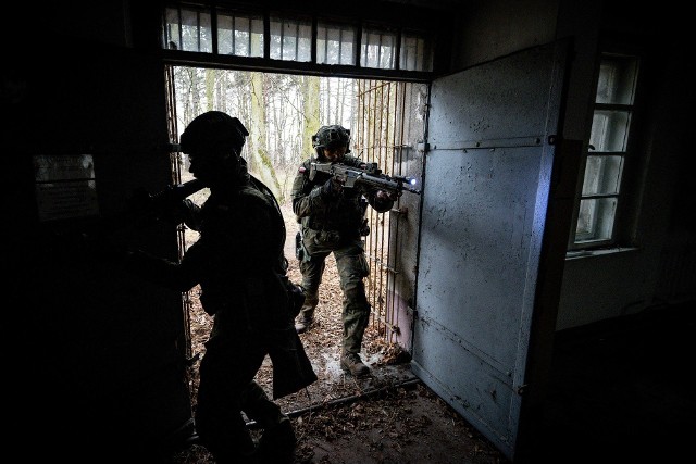 Żołnierze i strażnicy graniczni uczyli się, jak zdobywać budynki zajęte przez wroga