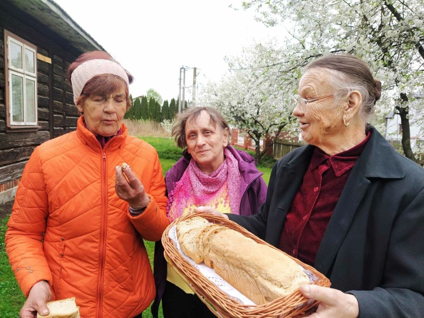 W "Dniu Dobra" seniorzy z Maziarni upiekli chleby i częstowali nim napotkane osoby. Był też czas na poprawę kondycji. Zobaczcie zdjęcia