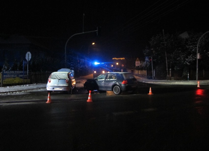 Wypadek w Zasolu. Dwie osoby przewiezione do szpitala po zderzeniu dwóch samochodów na skrzyżowaniu Łęckiej z Kostka Jagiełły [ZDJĘCIA]