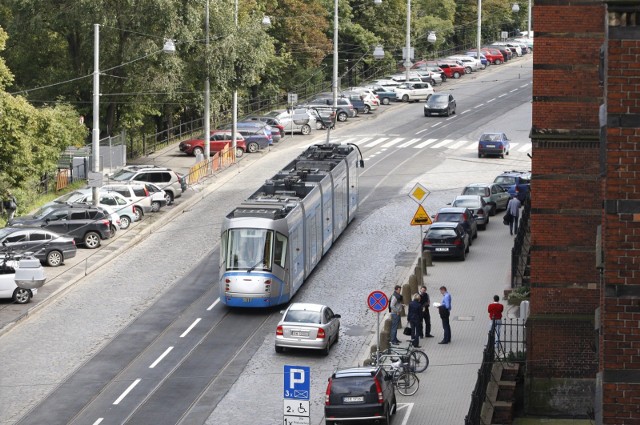 W dniach 26-30 czerwca 2019 roku (od najbliższej środy do niedzieli) w godzinach 19:00-24:00 zostanie wyłączony ruch tramwajowy na ulicy Podwale na odcinku od ulicy Krupniczej do ulicy Świdnickiej. MPK informuje, że to konieczne ze względu na superwidowisko operowe "Traviata" - Giuseppe Verdiego, które będzie się odbywało na placu Wolności. Tramwaje są za głośne. W 2010 roku podczas remontu Podwala prezydent Rafał Dutkiewicz zdecydował, że nie wymieni torowiska na nowe, tylko zostawi stare na... dwa lata. - Oczywiście to była ściema - podsumowuje Przemysław Filar, prezes Towarzystwa Upiększania Miasta Wrocławia i znany aktywista.JAK ZORGANIZOWANO OBJAZDY? CZYTAJ WIĘCEJ O SPRAWIE NA KOLEJNYCH SLAJDACH