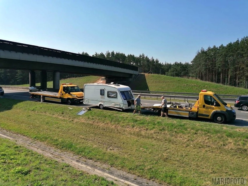 Na A4 auto z przyczepą przewróciło się na jezdni