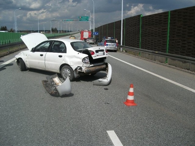 Na krajowej "siódemce&#8221; w Skarżysku doszło do groźnego wypadku. Najbardziej ucierpiał kierowca udzielający pomocy poszkodowanej kobiecie.