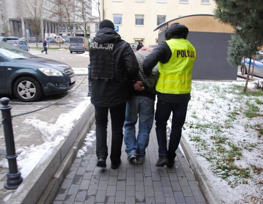 Oprawca prowadzony przez policjantów