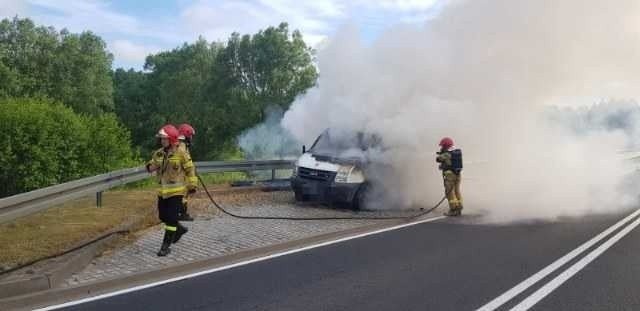 Groźny pożar na obwodnicy Sławna. Zapalił się samochód