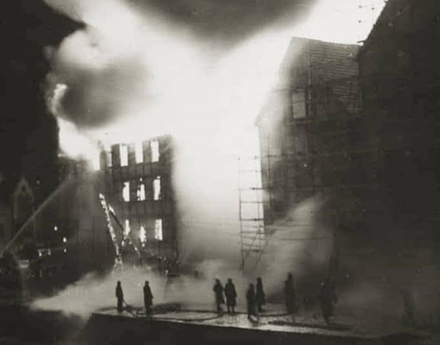 Zabytkowe spichrze nad Brdą zostały wzniesione w 2. poł. XVIII w. 5 lutego 1960 r. wybuchł pożar, który zniszczył dwa z pięciu budynków.
