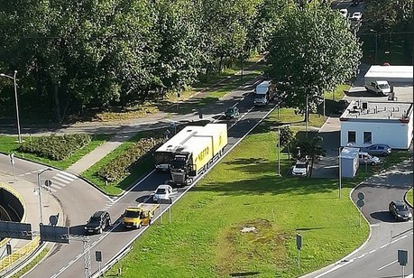 Kolizja na Roździeńskiego w Katowicach. Ciężarówka zderzyła się z samochodem osobowym. Uwaga korki