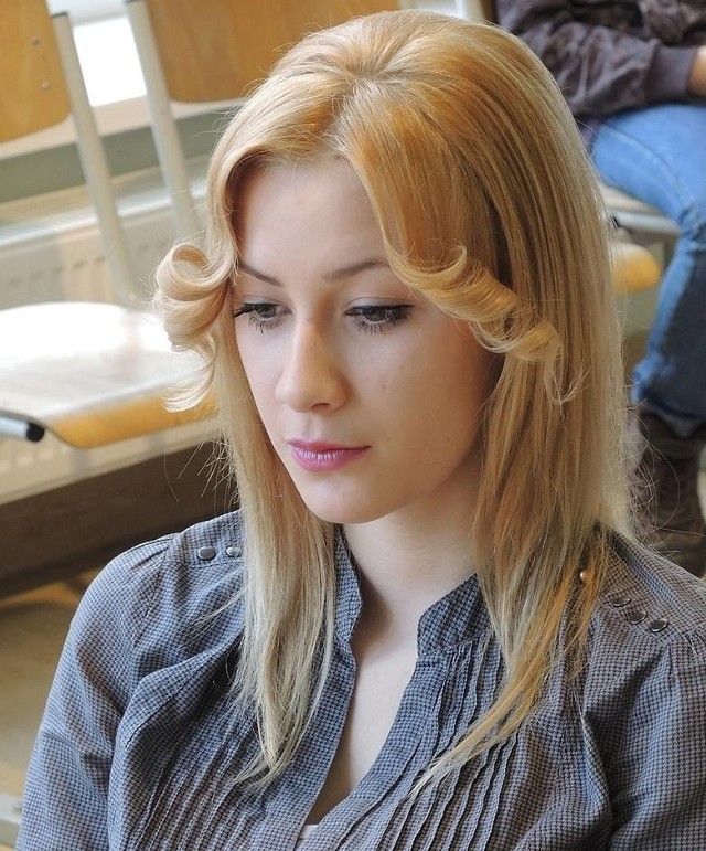 Prezentujemy kolejną fotogalerię z konkursu fryzjerskiego w Miastku. Tym razem z lutego 2014 r. W konkursie rywalizowało ponad 30 młodych adeptów fryzjerstwa. Poszczególne "konkurencje" to: strzyżenie - fryzura męska klasyczna, modelowanie tej fryzury, wyciskanie fal, fryzura dzienna konsumencka, fryzura wieczorowa.