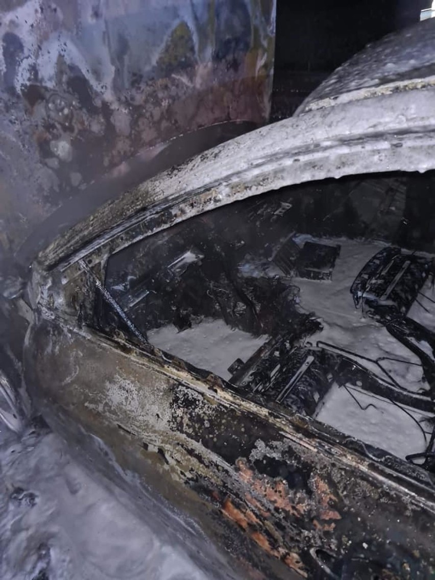 Pożar samochodu na S7 w Borkowie w niedzielę, 2.05.2021 r.