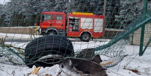 15 lutego 2021 roku tuż przed godziną szesnastą na ulicy Szenica kierujący samochodem osobowym marki Audi stracił panowanie nad pojazdem, uderzył w słup energetyczny i taranując ogrodzenie wjechał na teren jednego z pleszewskich placów zabaw. Uderzenie było tak silne, że od pojazdu oderwało się jedno z kół.Zobacz zdjęcia -->