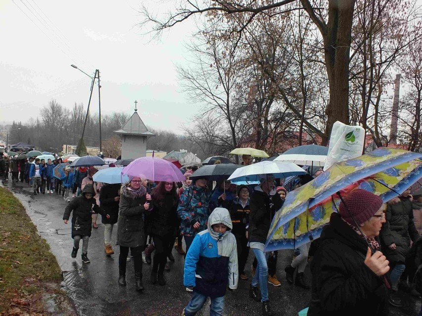 Uroczyste obchody Świętej Barbary w Starachowicach. Ulicami miasta przeszła procesja... w deszczu (ZDJĘCIA)