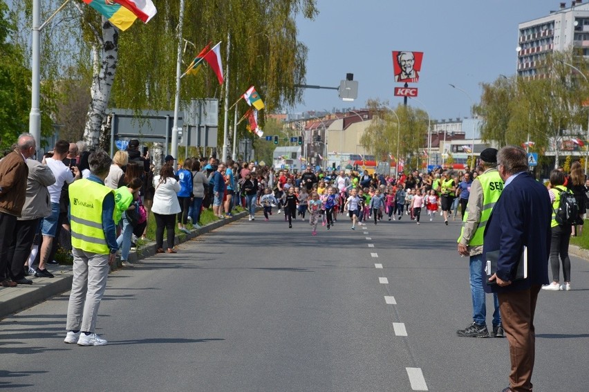 Międzynarodowy Uliczny Bieg Konstytucji 3 Maja w Stalowej Woli. Tłum biegaczy w słońcu. Zobacz zdjęcia