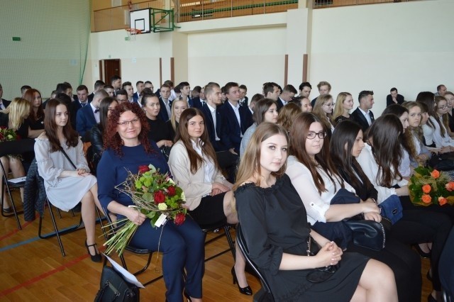 Uczniowie szkoły imienia księdza Konarskiego w Jędrzejowie podczas zakończenia roku