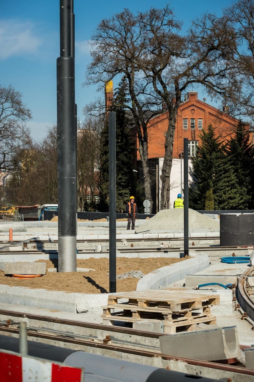 Trwają prace na rondzie Bernardyńskim i wzdłuż ulicy...