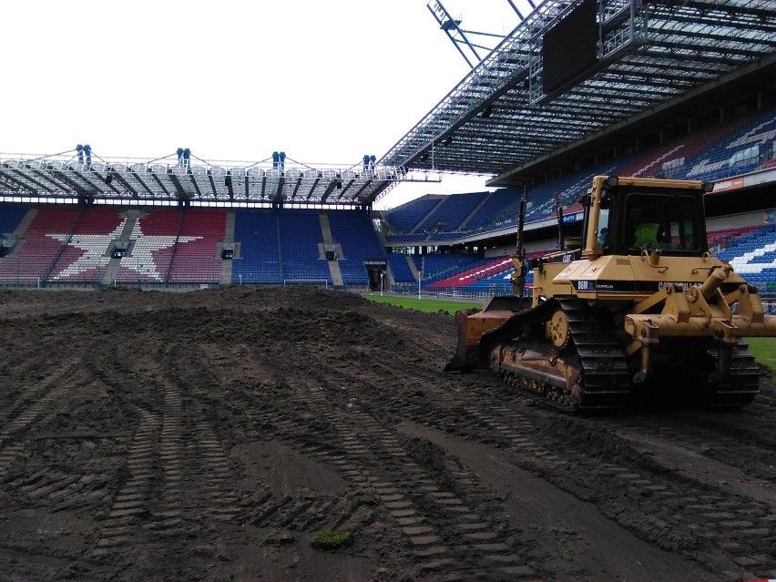 Rozkopali stadion Wisły Kraków. Będzie nowa murawa na mecz reprezentacji [ZDJĘCIA, WIDEO]