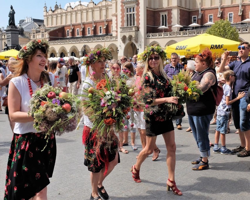 Cudowna Moc Bukietów w święto Matki Możej Zielnej na Małym Rynku w Krakowie