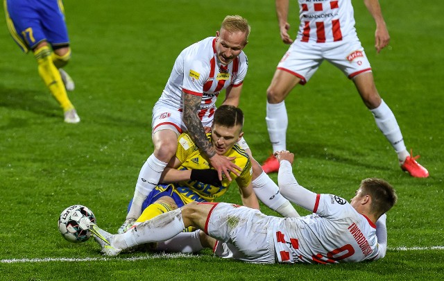 W poprzednim sezonie w meczach Resovii z Arką dwukrotnie lepsi byli gdynianie, którzy wygrali 2:1 w Rzeszowie i 1:0 na swoim stadionie.