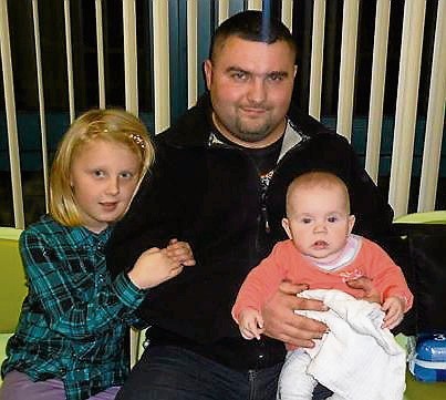 Jarosław Dąbrowski, tata malutkiej Lenki, i jej siostra Julia. Czekają na przyjęcie do szpitala specjalistycznego w Rabce-Zdroju.