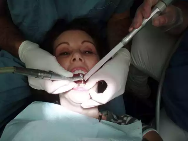 Dentysta nie może odprawić z kwitkiem pacjenta z bólem zęba. Musi go przyjąć. W innym wypadku może zapłacić karę.