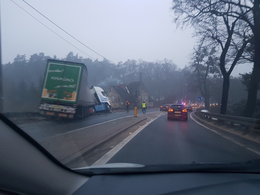 Śmiertelny wypadek w Chodzieży. Droga nr 11 jest zablokowana