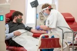 Ulgi dla honorowych krwiodawców i dawców przeszczepu. W 2022 roku mniej zapłacą za bilet do miejskich instytucji - teatru czy na basen