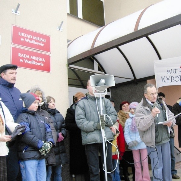 Protestujący mieszkańcy pod wasilkowskim magistratem. -Jeśli przez miesiąc nie dostaniemy odpowiedzi, znowu wyjdziemy na ulice - zapowiada Kazimierz Hapoń (z mikrofonem) jeden z liderów protestu