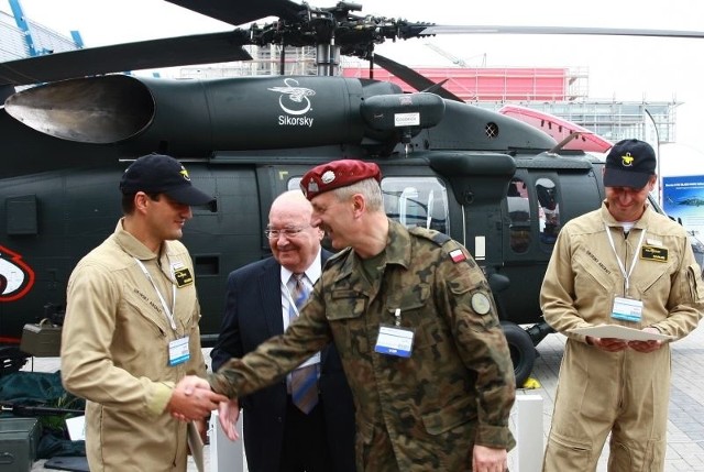 Gen. Dariusz Wroński, Siergiei Sikorsky z USA oraz mieleccy piloci.