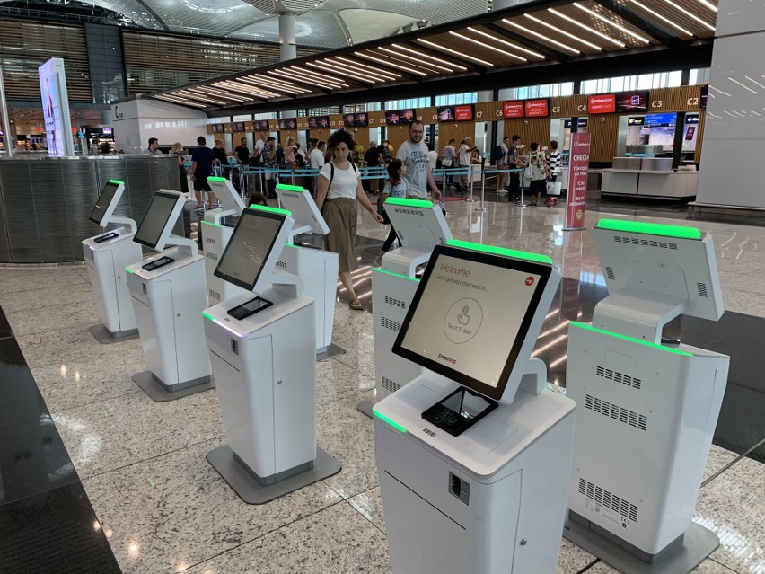 Na lotnisku zainstalowano mnóstwo automatów do odpraw