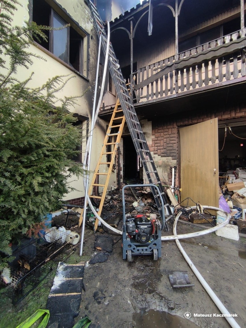 Po pożarze domu jednorodzinnego przy ulicy Jastrzębskiej w...