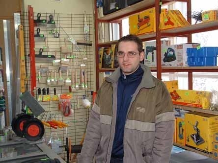 Grzegorz Bryk w inkubatorze przedsiębiorczości otworzył sklep z art. metalowymi. Sam sprzedaje, zajmuje się księgowością i zamówieniami.