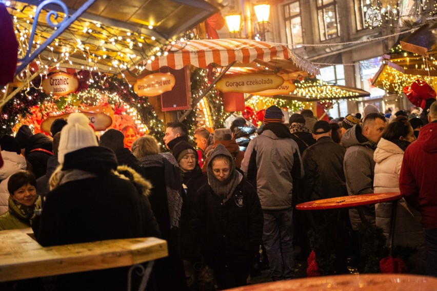 Tłumy na wrocławskim jarmarku bożonarodzeniowym w weekend...