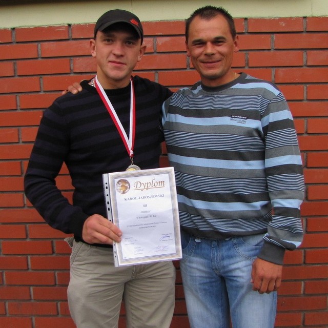 Karol Jaroszewski (z lewej) i trener Waldemar Pecura nie ukrywali zadowolenia z osiągniętego wyniku.