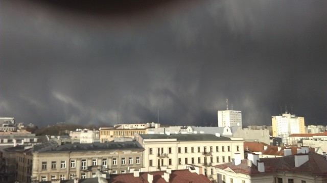 Zdjęcie zostało wykonane chwilę przed burzą, która przeszła nad Lublinem w poniedziałkowy poranek