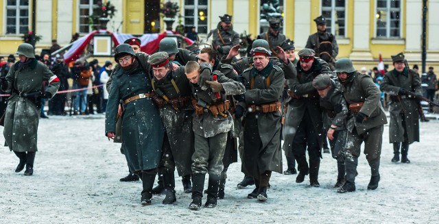 Powrót Bydgoszczy w granice Polski jak na planie filmu  -  stroje z epoki i rekonstruktorzy czekają na Was na Starym Rynku, początek o 14.00