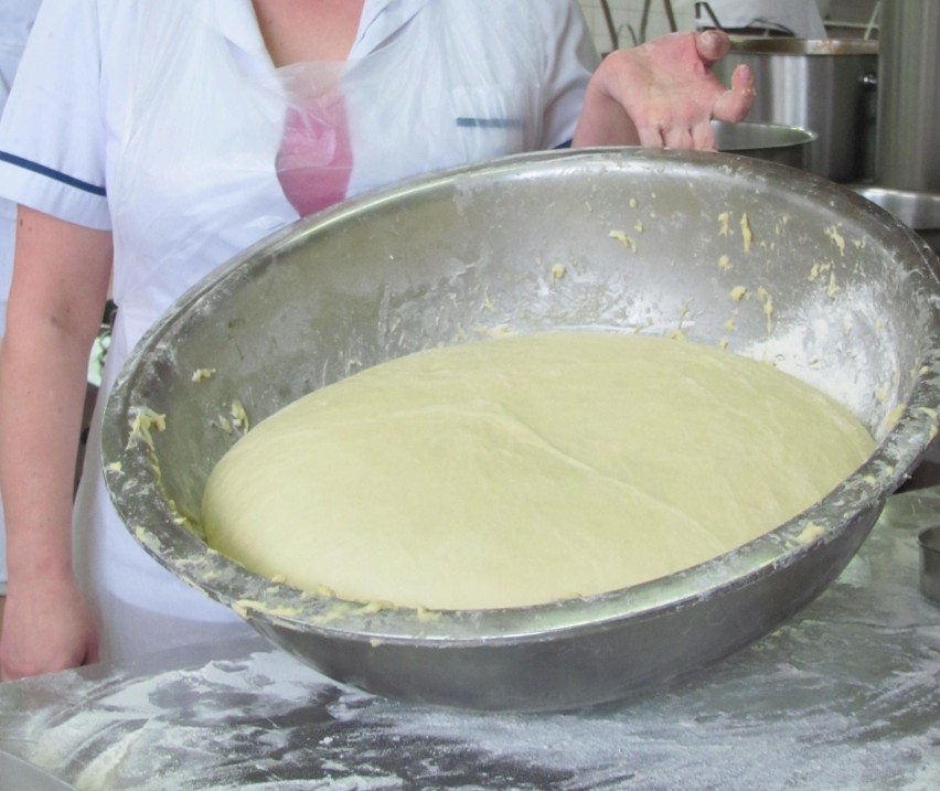 Zobacz jak powstają pączki w kuchni szpitala w Pabianicach ZDJĘCIA