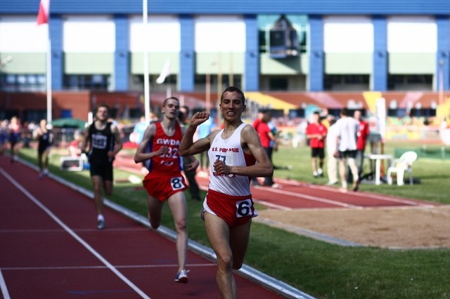 Damian Roszko (na pierwszym planie) na razie przebiegł w Polsce najszybciej dystans 1000 metrów w hali