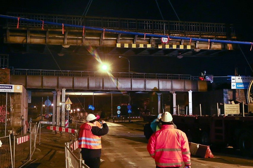 W nocy rozbierano wiadukt kolejowy przy Długiej (ZDJĘCIA)
