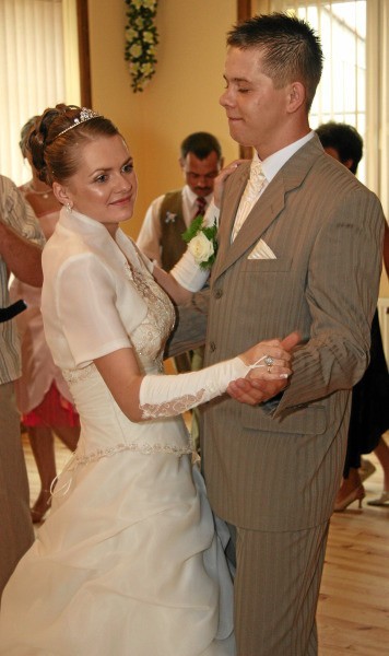Małgorzata i Piotr Wołosz na swój pierwszy taniec wybrali "Wielką miłość&#8221; w wykonaniu Seweryna Krajewskiego. 