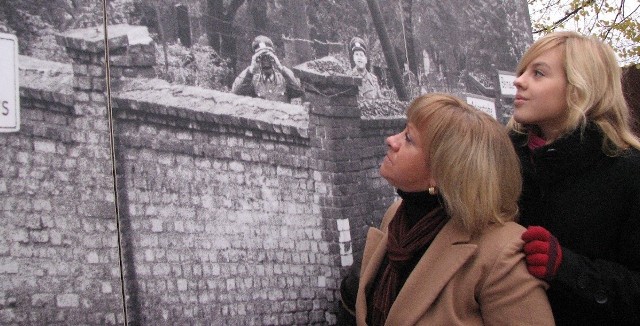 Przy Muzeum Muru spotkać można także Polaków. Krystyna Bogdanowicz przyjechała do Berlina z Zuzią Kaczmarek, żeby pokazać jej kawałek historii, która rozegrała się tuż za naszą zachodnią granicą.