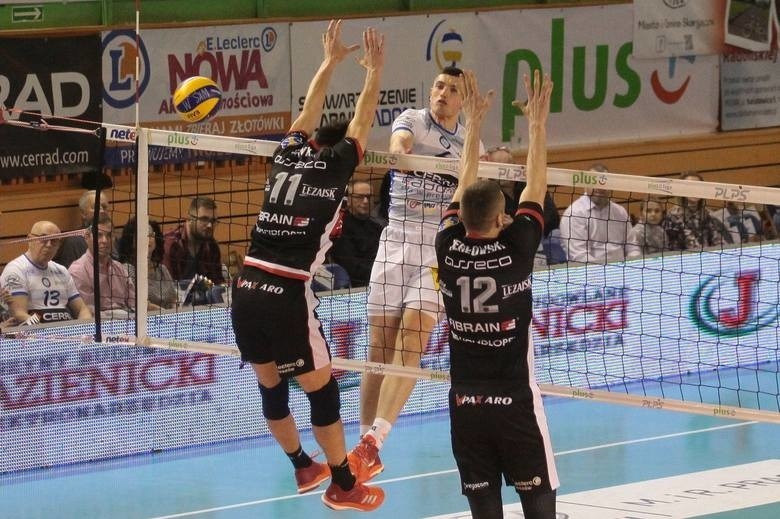 Asseco Resovia przegrywa w Radomiu z Cerrad Carnymi 0:3. Słaby mecz naszej drużyny. Dobra gra i zasłużona radość gospodarzy