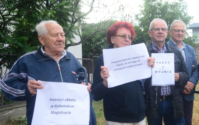 Protest mieszkańców osiedla Zamłynie. Nie chcą, aby pod ich oknami powstała myjnia samochodowa.