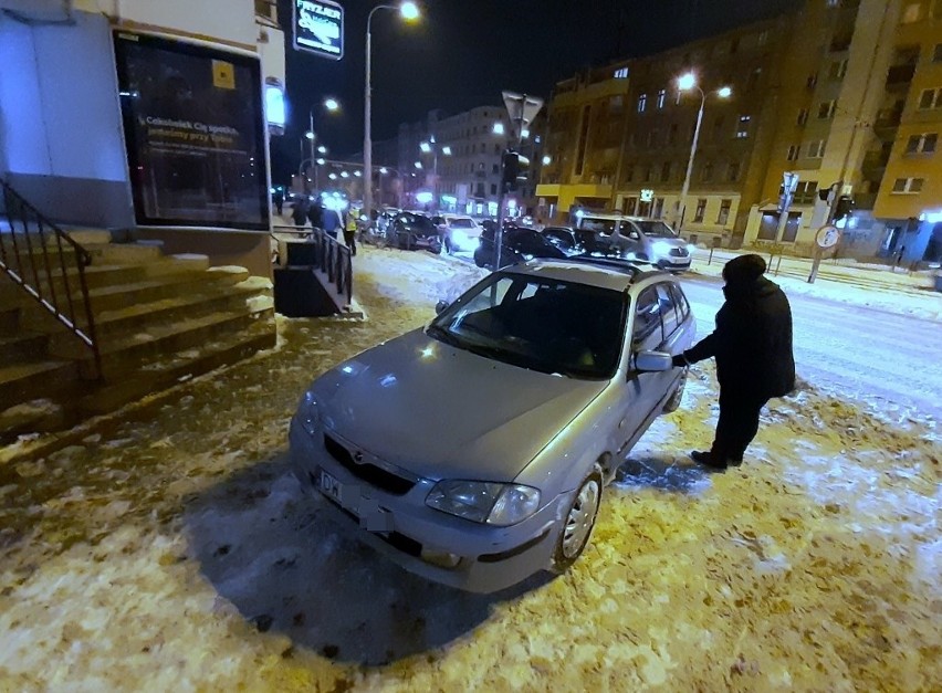 Przed godziną 19, samochód wjechał w zaparkowane na chodniku...