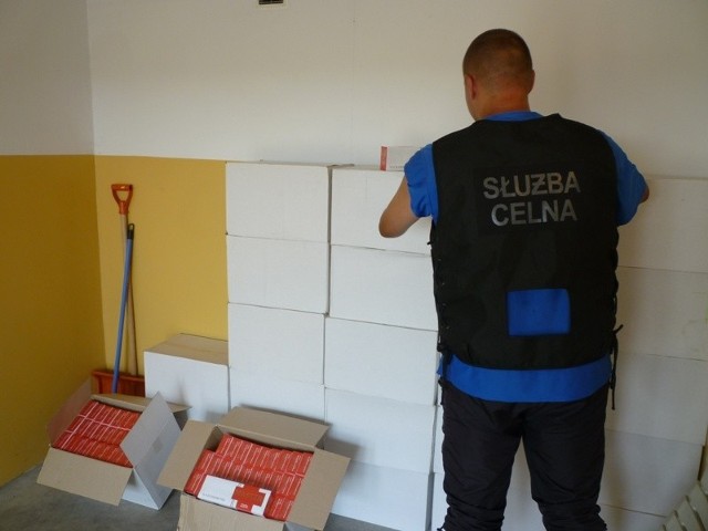 59-letni sklepikarz z Kruszwicy ukrywał w swoim garażu 140 tys. sztuk nielegalnych papierosów