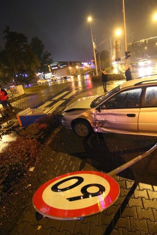 Wypadek na Lotniczej. Auto wpadło w biletomat