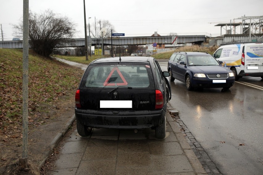 Wrak samochodu już od kilku tygodni blokuje przejście [ZDJĘCIA]