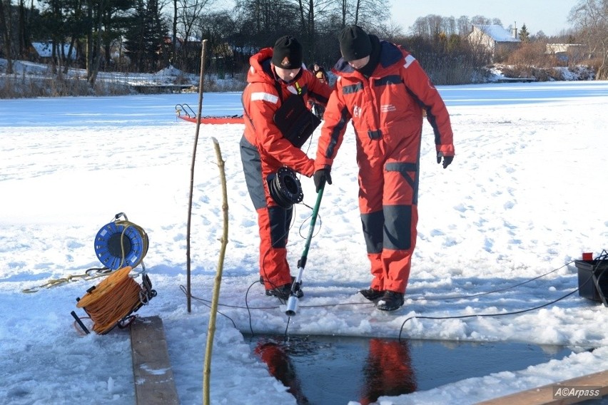 Ćwiczenia strażackie w Kozienicach. Jezioro i poszkodowany pod taflą lodu